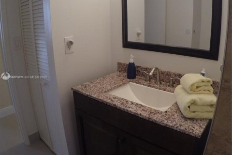 Condo in Aventura, Florida, 2 bedrooms  № 2014630 - photo 17