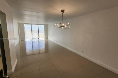 Condo in Aventura, Florida, 2 bedrooms  № 2014630 - photo 8