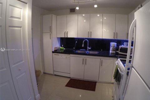 Condo in Aventura, Florida, 2 bedrooms  № 2014630 - photo 18