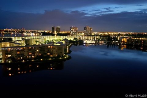 Condo in Aventura, Florida, 2 bedrooms  № 2014630 - photo 3