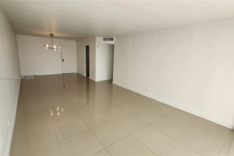 Condo in Aventura, Florida, 2 bedrooms  № 2014630 - photo 9