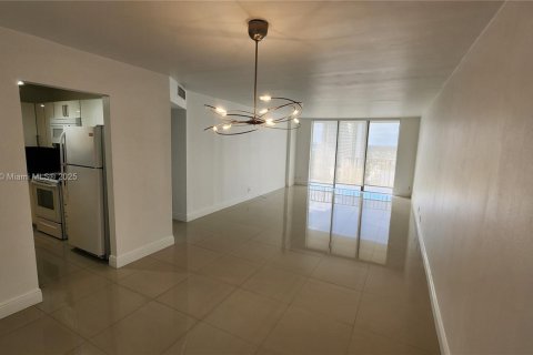 Condo in Aventura, Florida, 2 bedrooms  № 2014630 - photo 7