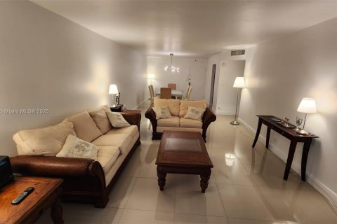 Condo in Aventura, Florida, 2 bedrooms  № 2014630 - photo 25