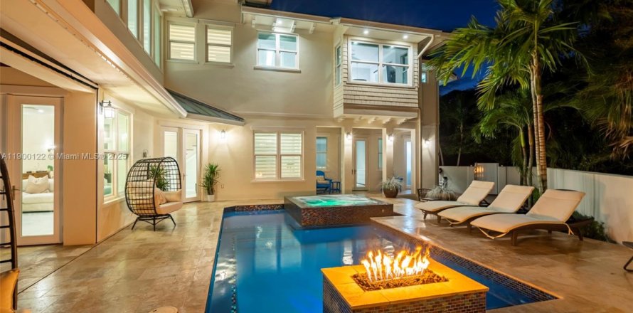 House in Stuart, Florida 6 bedrooms, 304.16 sq.m. № 1952660