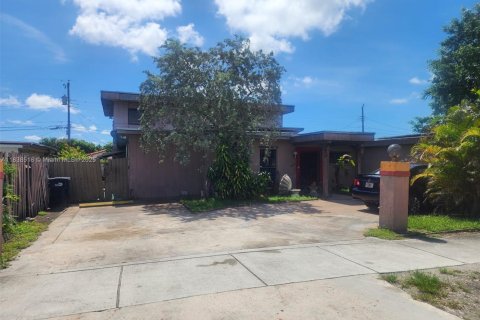Villa ou maison à vendre à Miami, Floride: 4 chambres, 278.89 m2 № 1825890 - photo 1