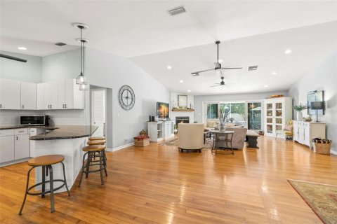 House in Saint Petersburg, Florida 3 bedrooms, 191.1 sq.m. № 1734616 - photo 3