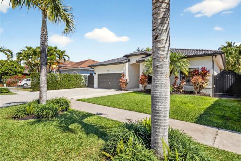 House in Miami, Florida 4 bedrooms, 164.25 sq.m. № 2031136 - photo 3