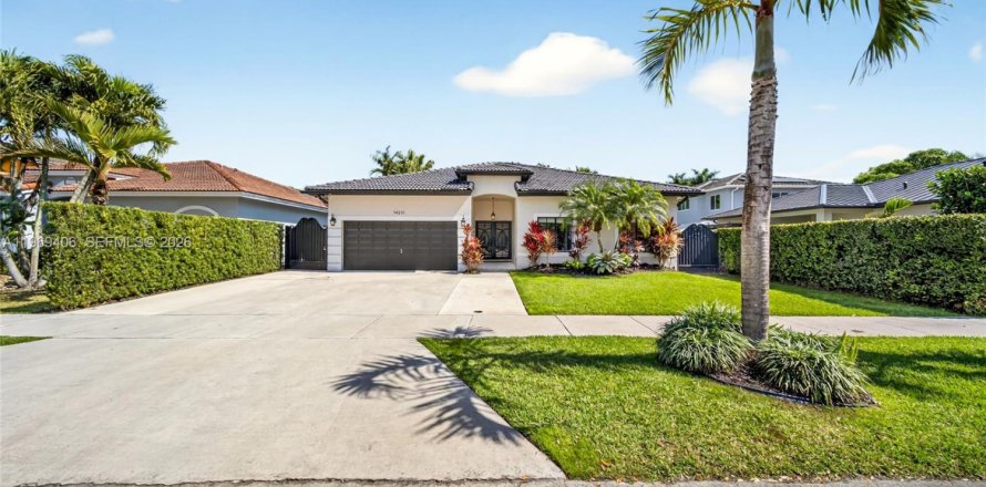 House in Miami, Florida 4 bedrooms, 164.25 sq.m. № 2031136