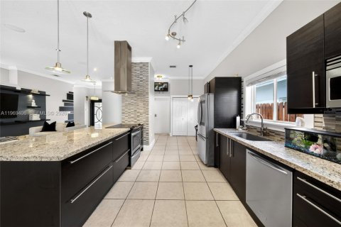 House in Miami, Florida 4 bedrooms, 164.25 sq.m. № 2031136 - photo 17