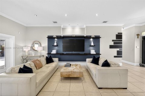 House in Miami, Florida 4 bedrooms, 164.25 sq.m. № 2031136 - photo 10