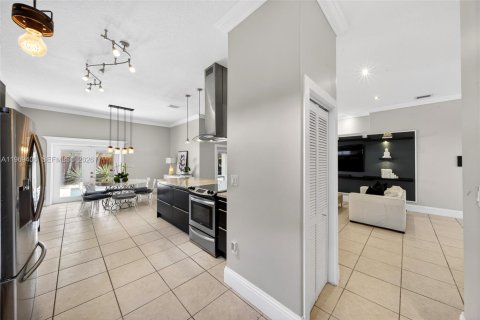 House in Miami, Florida 4 bedrooms, 164.25 sq.m. № 2031136 - photo 24