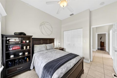 House in Miami, Florida 4 bedrooms, 164.25 sq.m. № 2031136 - photo 28