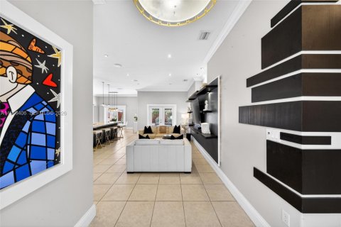 House in Miami, Florida 4 bedrooms, 164.25 sq.m. № 2031136 - photo 6
