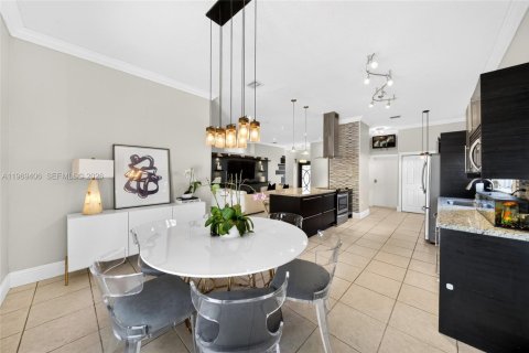 House in Miami, Florida 4 bedrooms, 164.25 sq.m. № 2031136 - photo 15