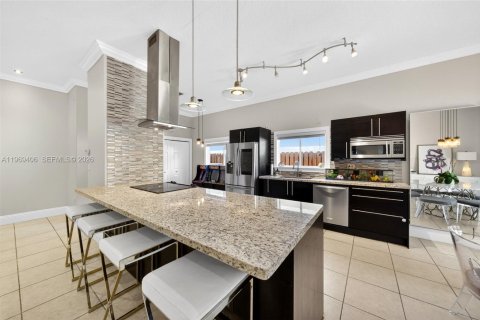 House in Miami, Florida 4 bedrooms, 164.25 sq.m. № 2031136 - photo 19