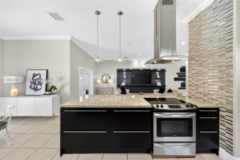 House in Miami, Florida 4 bedrooms, 164.25 sq.m. № 2031136 - photo 18