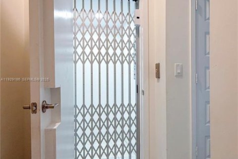 Touwnhouse à vendre à Doral, Floride: 3 chambres, 259.1 m2 № 2034816 - photo 12