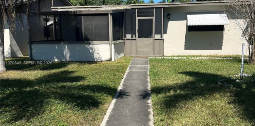 House in Homestead, Florida 3 bedrooms, 103.68 sq.m. № 2031338