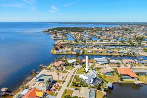 House in Port Charlotte, Florida 5 bedrooms, 494.61 sq.m. № 1608991 - photo 4