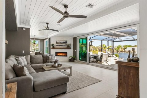 House in Port Charlotte, Florida 5 bedrooms, 494.61 sq.m. № 1608991 - photo 18