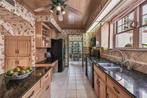 House in Saint Petersburg, Florida 3 bedrooms, 288.65 sq.m. № 1873827 - photo 9