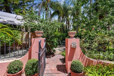 House in Saint Petersburg, Florida 3 bedrooms, 288.65 sq.m. № 1873827 - photo 24
