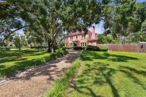 House in Saint Petersburg, Florida 3 bedrooms, 288.65 sq.m. № 1873827 - photo 2