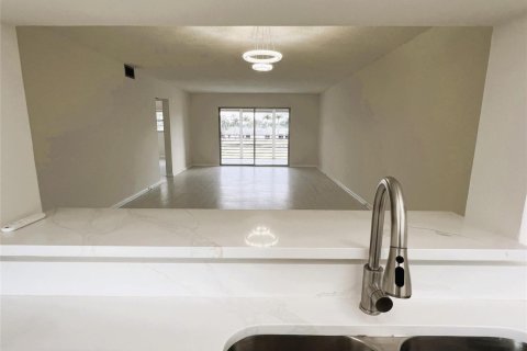 Condo in Coconut Creek, Florida, 2 bedrooms  № 2250063 - photo 25