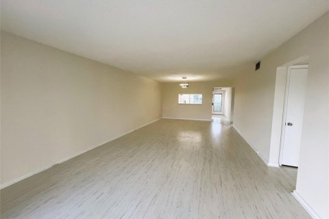 Condo in Coconut Creek, Florida, 2 bedrooms  № 2250063 - photo 15