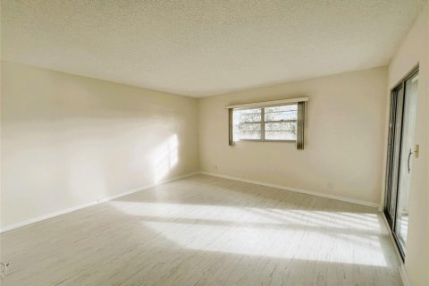 Condo in Coconut Creek, Florida, 2 bedrooms  № 2250063 - photo 7
