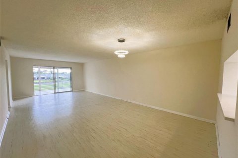 Condo in Coconut Creek, Florida, 2 bedrooms  № 2250063 - photo 3
