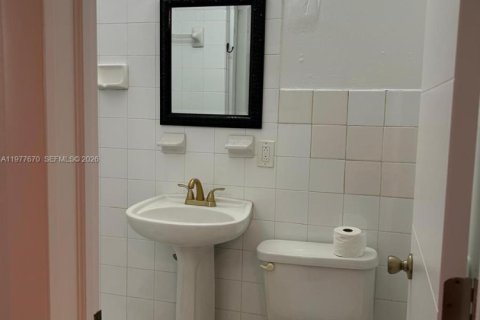 Condo in South Miami, Florida, 1 bedroom  № 2041809 - photo 8