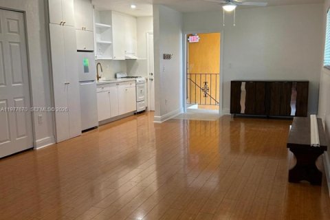 Condo in South Miami, Florida, 1 bedroom  № 2041809 - photo 4