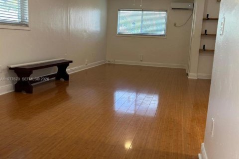 Condo in South Miami, Florida, 1 bedroom  № 2041809 - photo 3