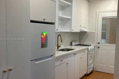 Condo in South Miami, Florida, 1 bedroom  № 2041809 - photo 6
