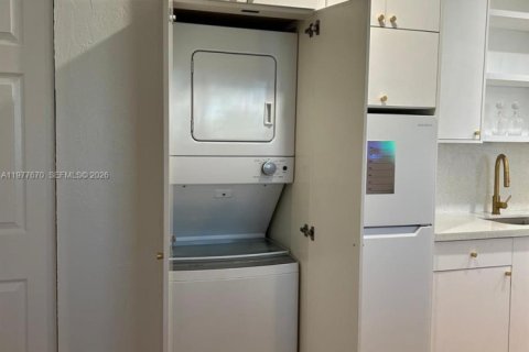 Condo in South Miami, Florida, 1 bedroom  № 2041809 - photo 7