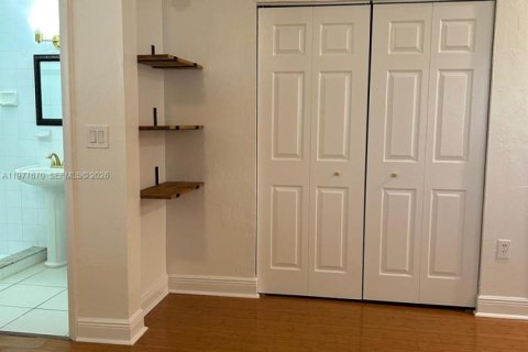 Condo in South Miami, Florida, 1 bedroom  № 2041809 - photo 5