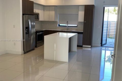 Touwnhouse à louer à Miami, Floride: 3 chambres, 155.89 m2 № 2044212 - photo 2