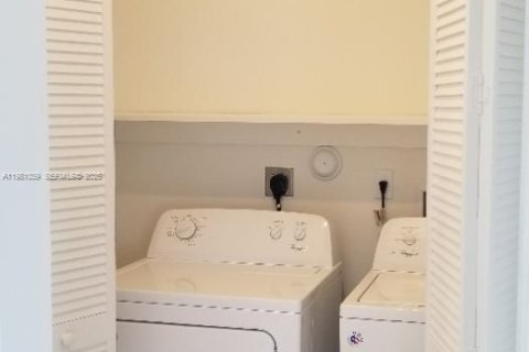 Touwnhouse à louer à Miami, Floride: 3 chambres, 155.89 m2 № 2044212 - photo 10