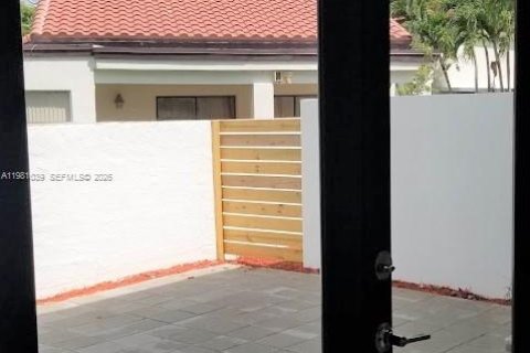 Touwnhouse à louer à Miami, Floride: 3 chambres, 155.89 m2 № 2044212 - photo 12
