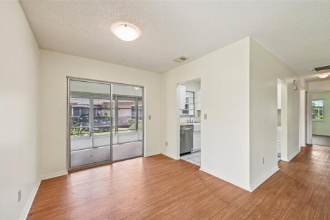 Condo in Sun City Center, Florida, 2 bedrooms  № 1844419 - photo 8