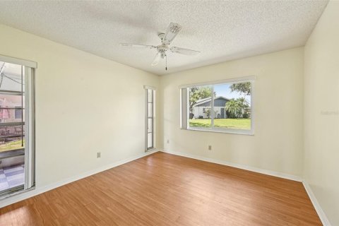 Condo in Sun City Center, Florida, 2 bedrooms  № 1844419 - photo 18