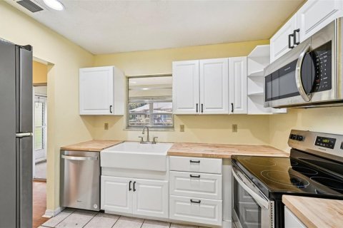 Condo in Sun City Center, Florida, 2 bedrooms  № 1844419 - photo 12