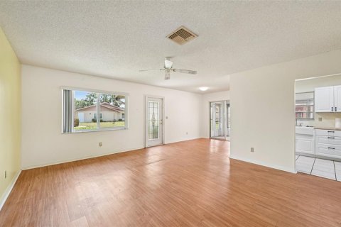 Condo in Sun City Center, Florida, 2 bedrooms  № 1844419 - photo 6