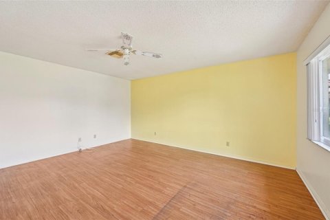 Condo in Sun City Center, Florida, 2 bedrooms  № 1844419 - photo 4