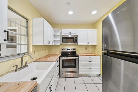 Condo in Sun City Center, Florida, 2 bedrooms  № 1844419 - photo 13