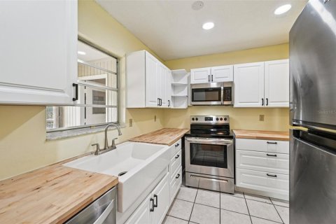 Condo in Sun City Center, Florida, 2 bedrooms  № 1844419 - photo 11