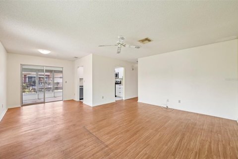 Condo in Sun City Center, Florida, 2 bedrooms  № 1844419 - photo 5