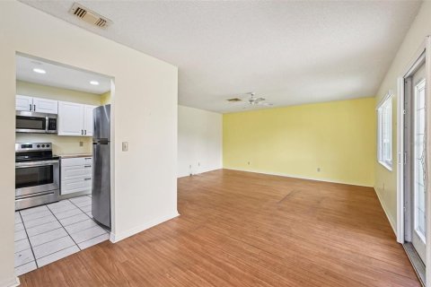 Condo in Sun City Center, Florida, 2 bedrooms  № 1844419 - photo 9