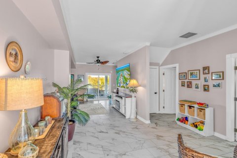 House in Marathon, Florida 6 bedrooms, 306.21 sq.m. № 1776338 - photo 9